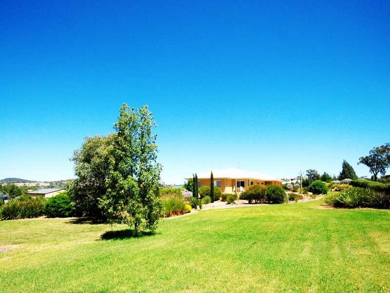 2 Wisteria Place, Springvale NSW 2650