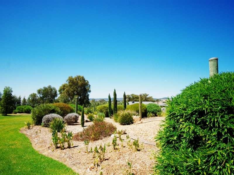 2 Wisteria Place, Springvale NSW 2650
