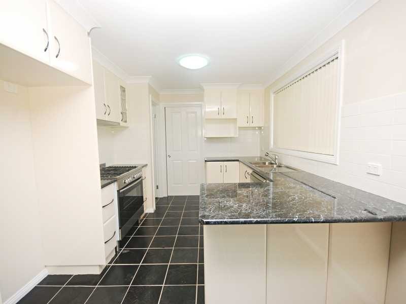 4 Bell Gum Place, Lake Albert NSW 2650