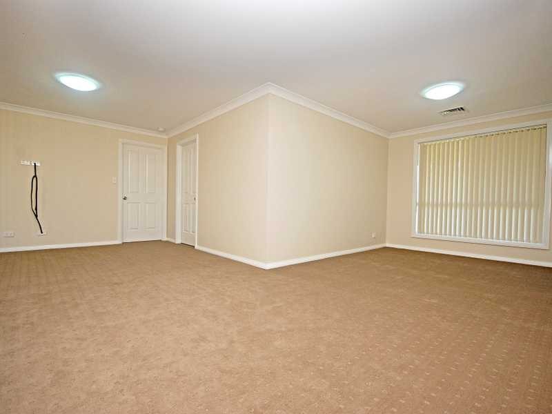 4 Bell Gum Place, Lake Albert NSW 2650