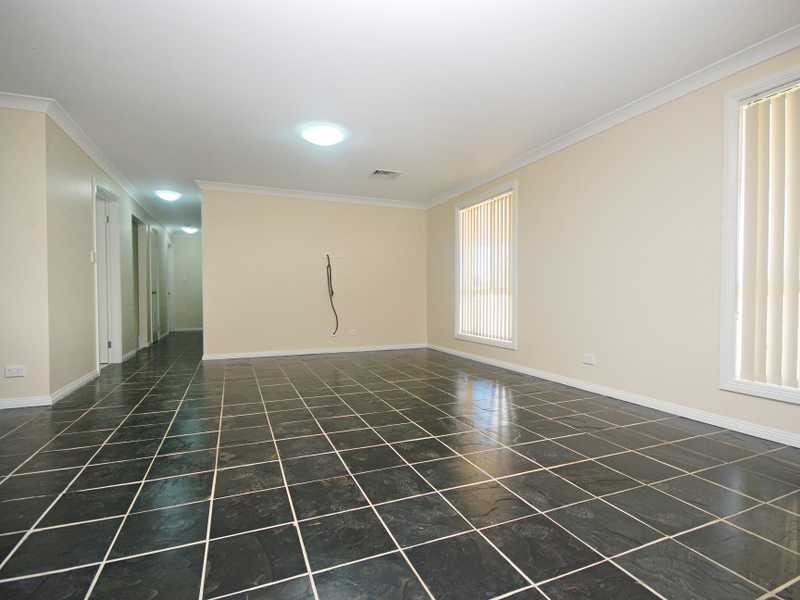4 Bell Gum Place, Lake Albert NSW 2650