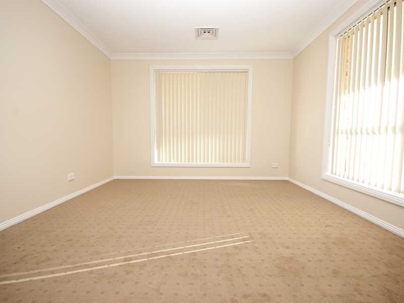 4 Bell Gum Place, Lake Albert NSW 2650