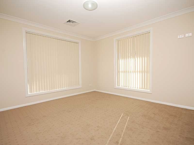4 Bell Gum Place, Lake Albert NSW 2650