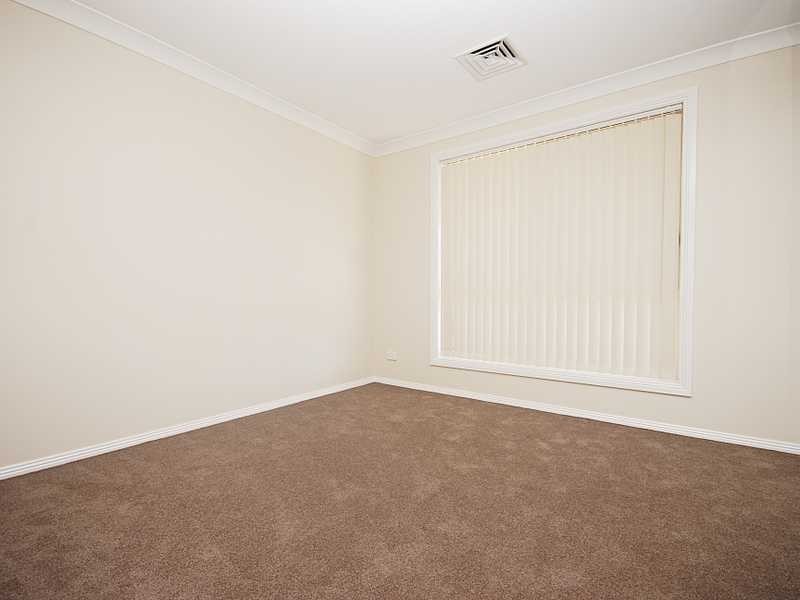 4 Bell Gum Place, Lake Albert NSW 2650