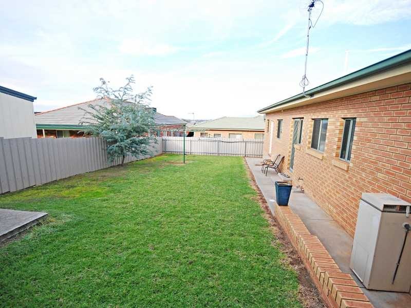 2/1 Nathan Place, Kooringal NSW 2650