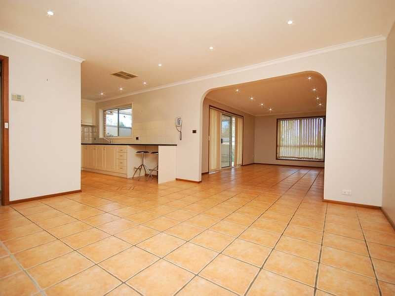 7 King Street, Lake Albert NSW 2650