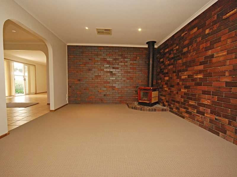 7 King Street, Lake Albert NSW 2650