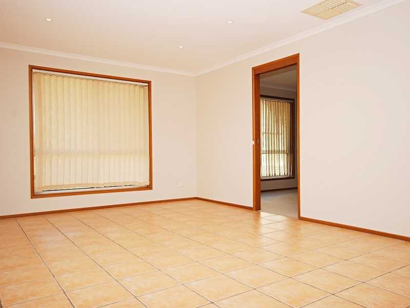 7 King Street, Lake Albert NSW 2650