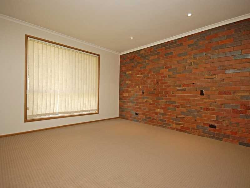 7 King Street, Lake Albert NSW 2650