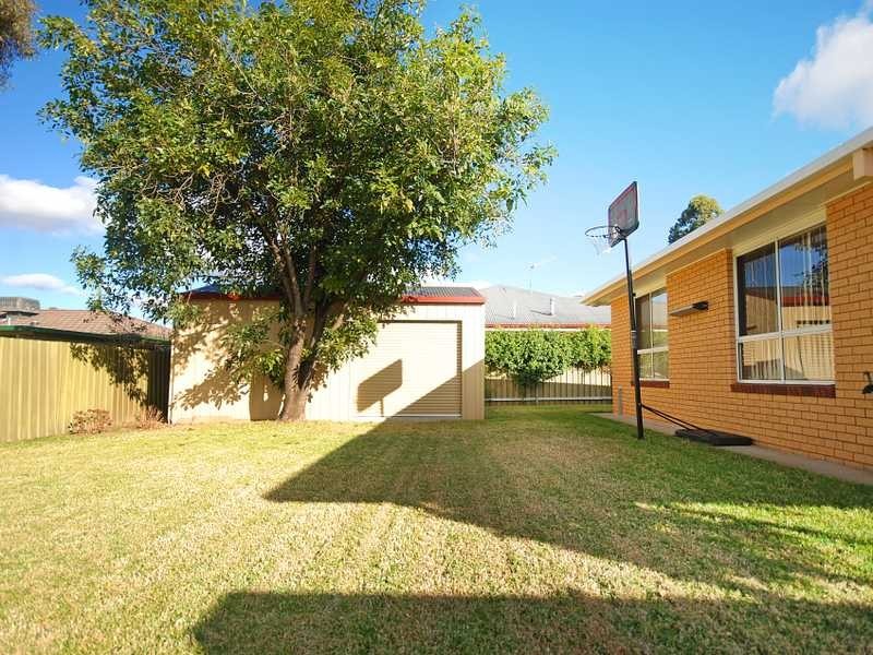 7 King Street, Lake Albert NSW 2650