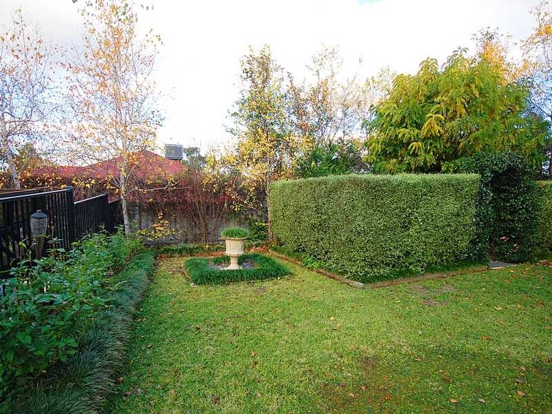 8 Headley Place, Kooringal NSW 2650