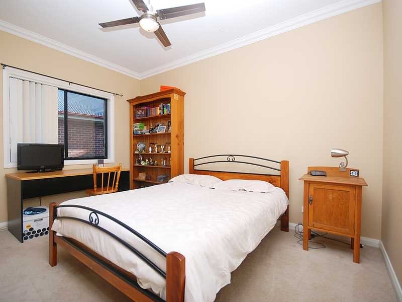 8 Headley Place, Kooringal NSW 2650