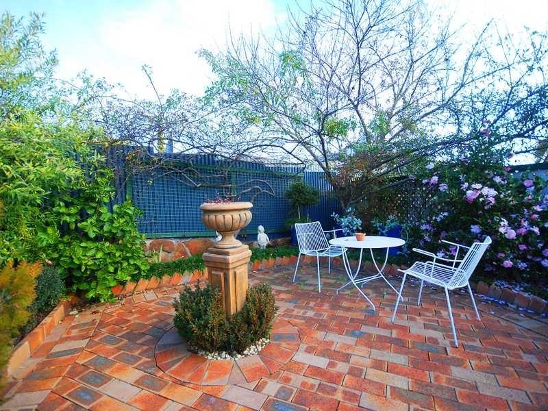 1 Lincoln Avenue, Tolland NSW 2650