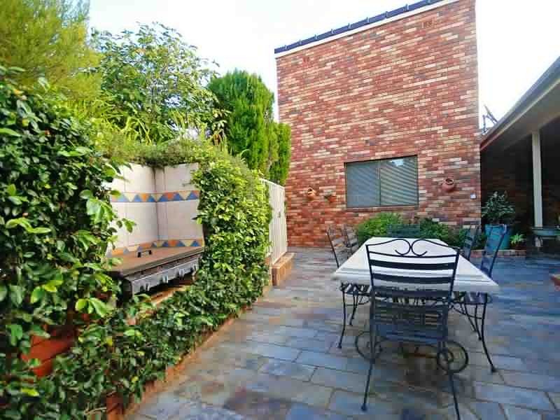 1 Lincoln Avenue, Tolland NSW 2650