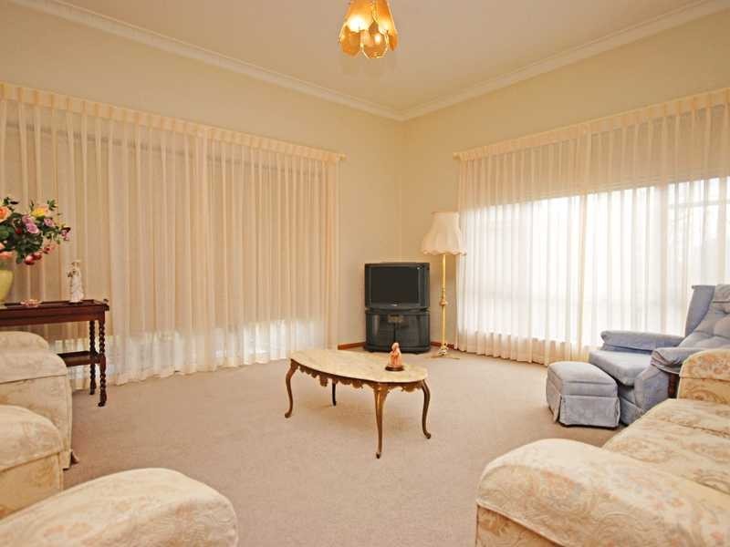 1 Lincoln Avenue, Tolland NSW 2650