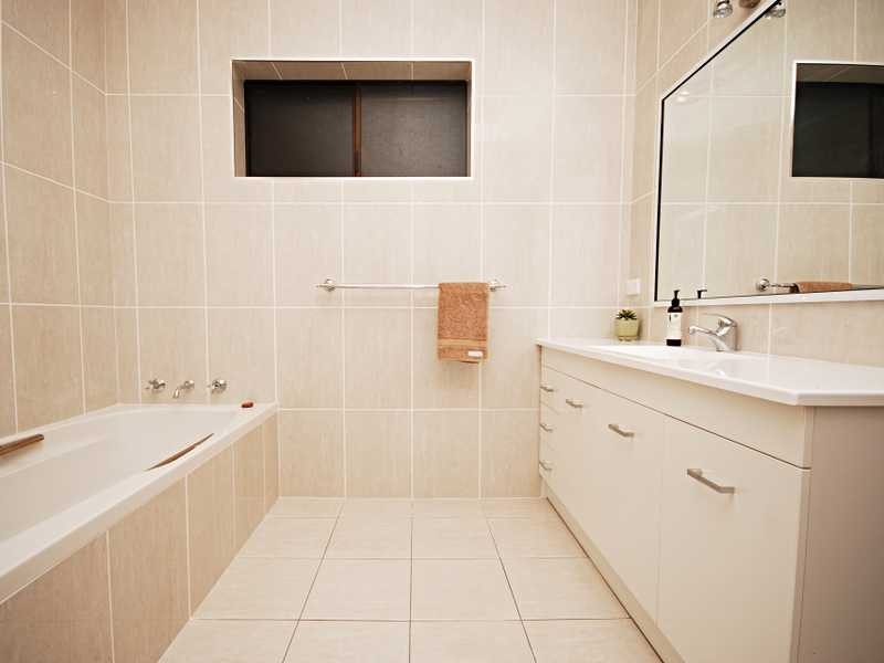 1 Lincoln Avenue, Tolland NSW 2650