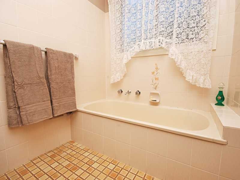 18 Gunyah Place, Glenfield Park NSW 2650