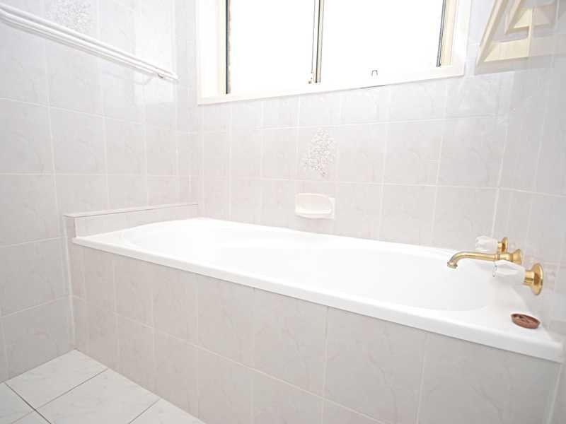 3 Elanora Place, Glenfield Park NSW 2650