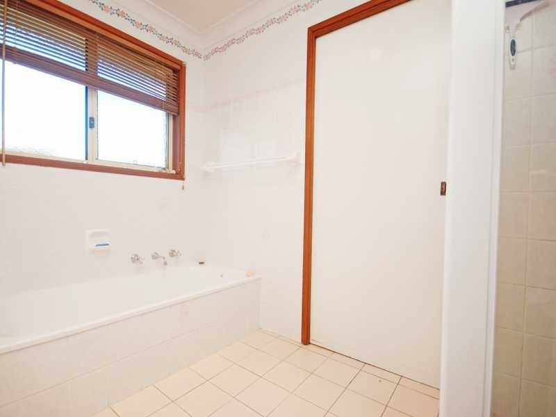 7 Yentoo Drive, Glenfield Park NSW 2650