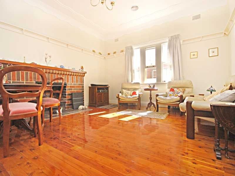4 Macleay Street, Turvey Park NSW 2650