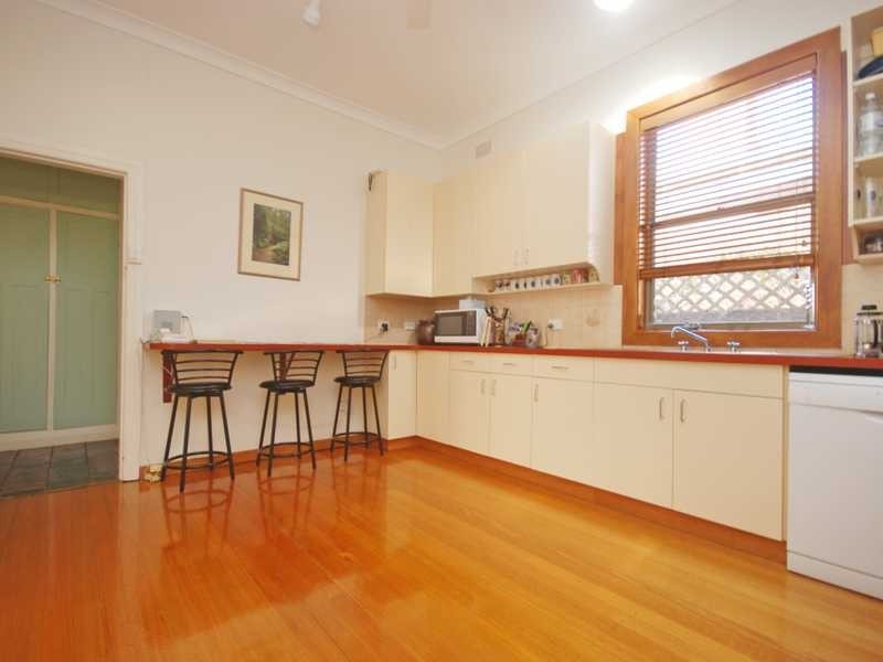 4 Macleay Street, Turvey Park NSW 2650