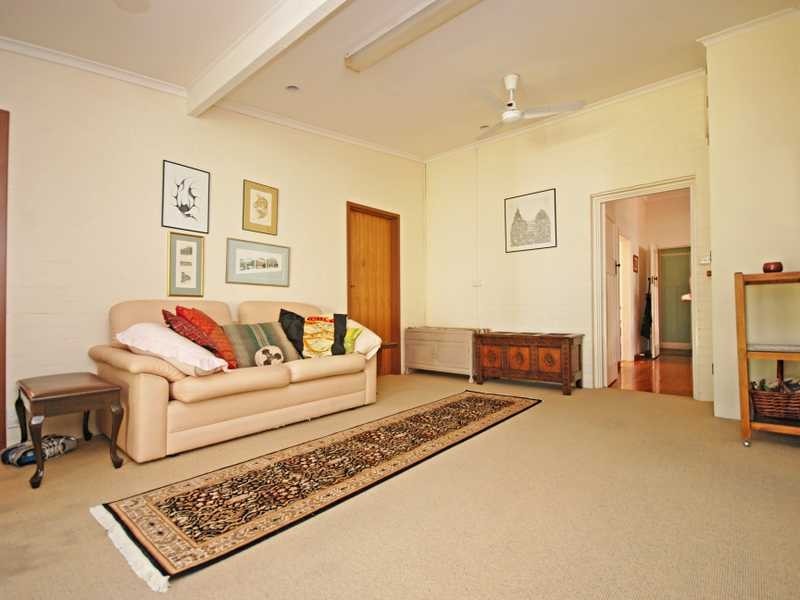 4 Macleay Street, Turvey Park NSW 2650
