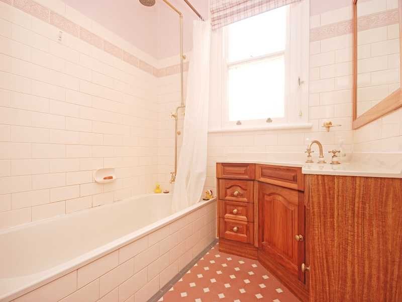 4 Macleay Street, Turvey Park NSW 2650