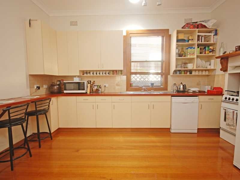 4 Macleay Street, Turvey Park NSW 2650