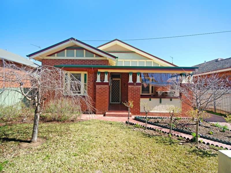4 Macleay Street, Turvey Park NSW 2650