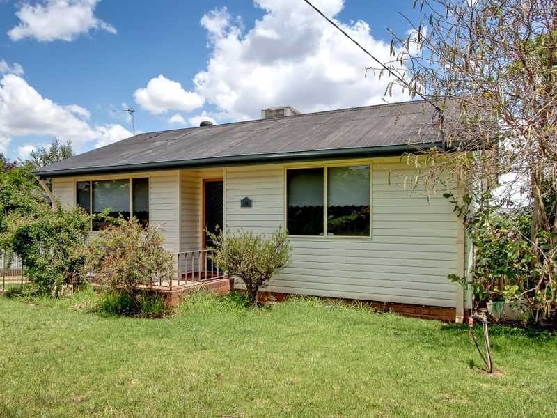 14 Condon Avenue, Mount Austin NSW 2650
