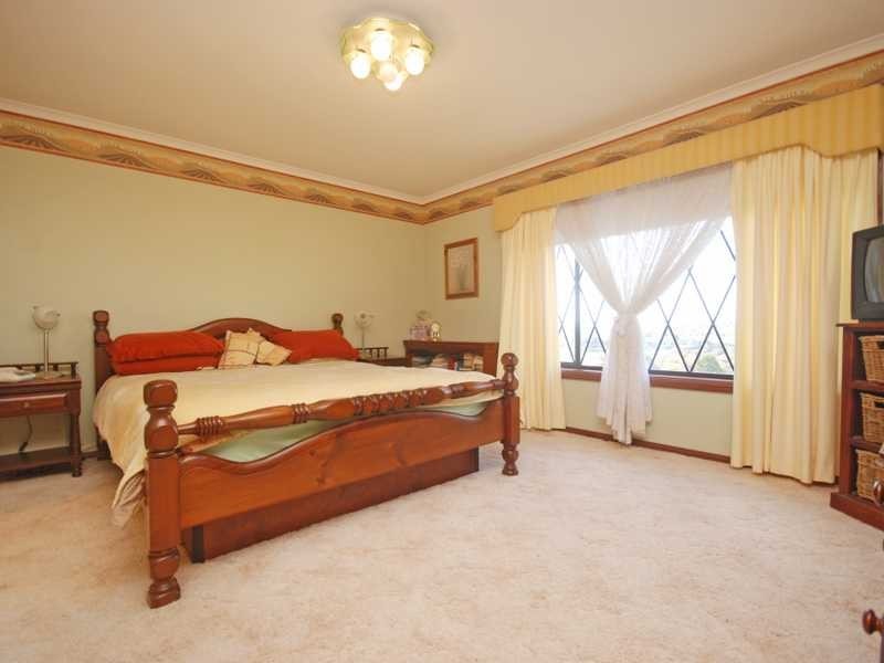 12 Henschke Avenue, Wagga Wagga NSW 2650