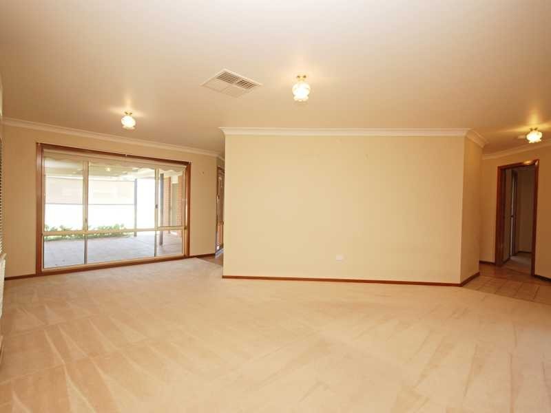 5 Langi Cres, Glenfield Park NSW 2650