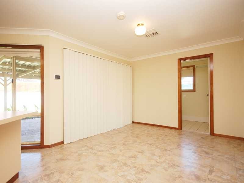 5 Langi Cres, Glenfield Park NSW 2650