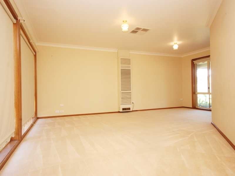 5 Langi Cres, Glenfield Park NSW 2650