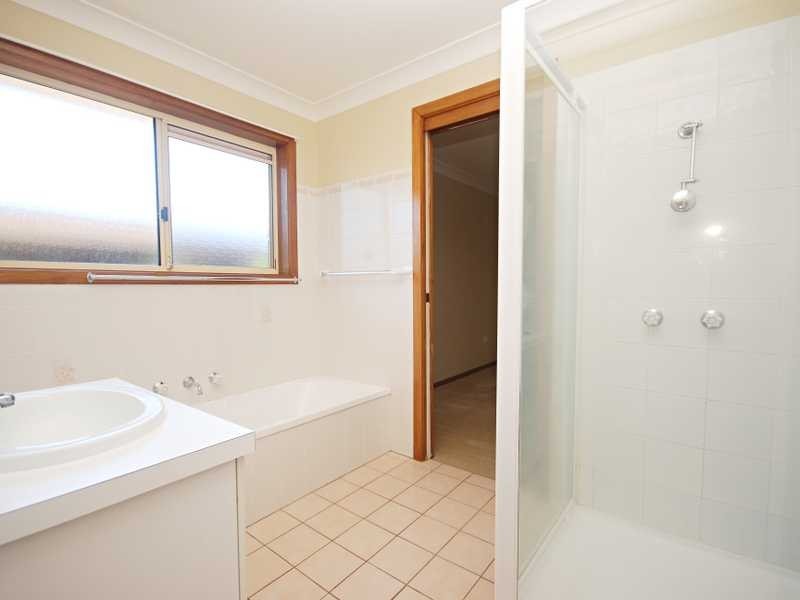 5 Langi Cres, Glenfield Park NSW 2650