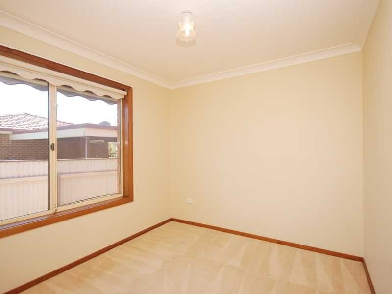 5 Langi Cres, Glenfield Park NSW 2650
