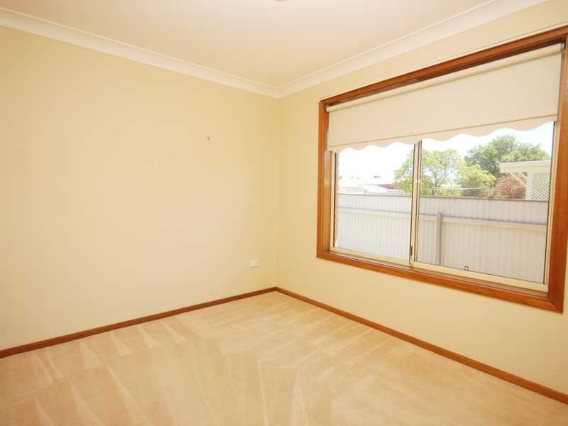 5 Langi Cres, Glenfield Park NSW 2650