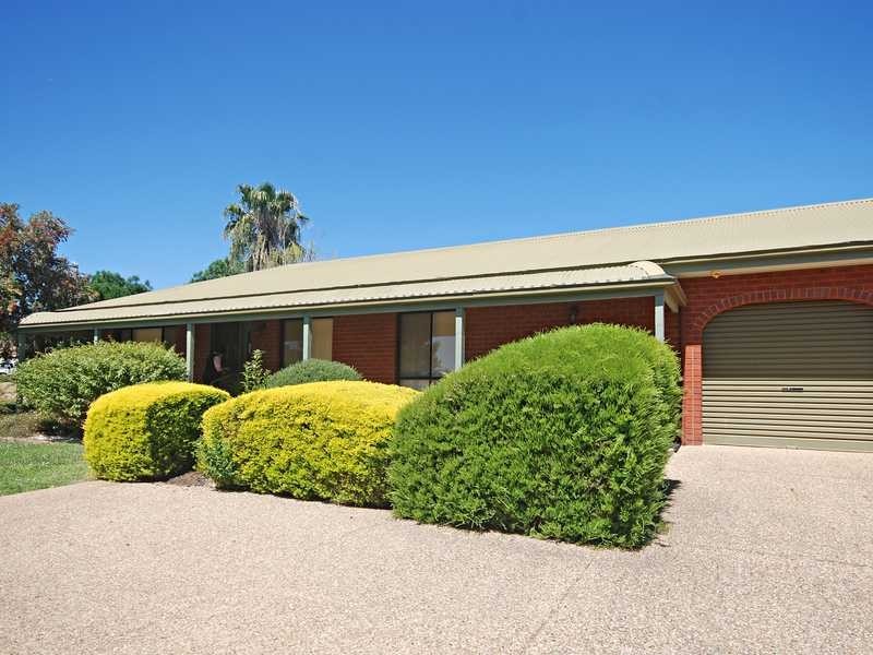 1/2 Brooklyn Drive, Bourkelands NSW 2650