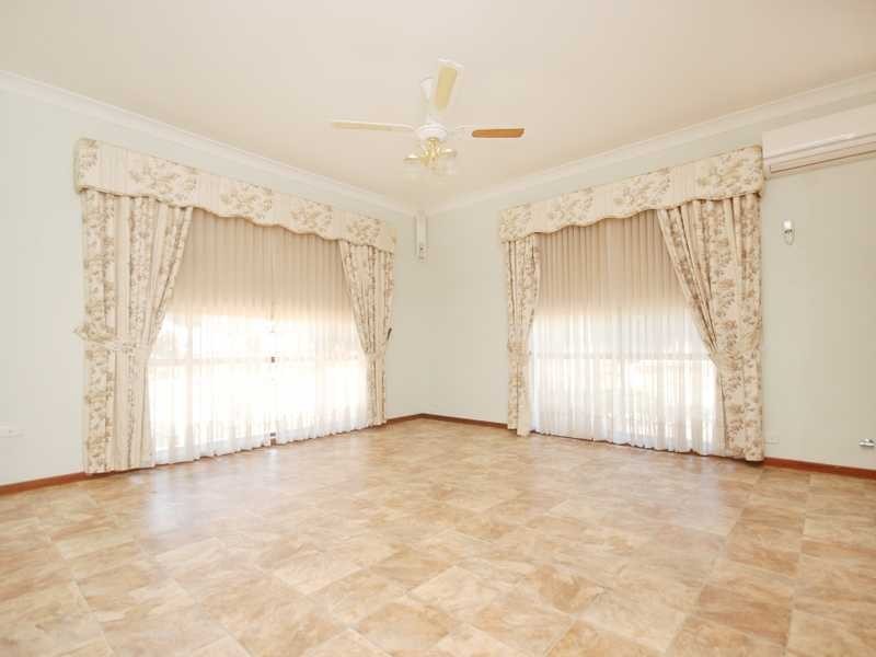 1/2 Brooklyn Drive, Bourkelands NSW 2650