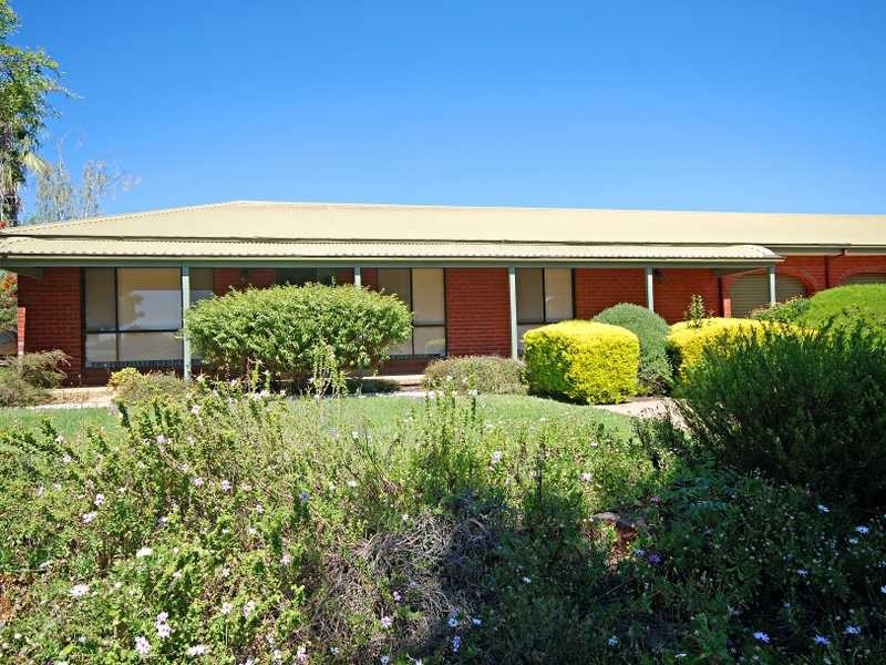 1/2 Brooklyn Drive, Bourkelands NSW 2650