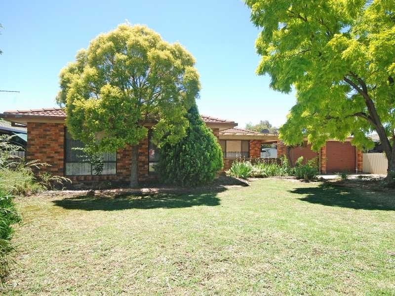 13 Balleroo Cres, Glenfield Park NSW 2650
