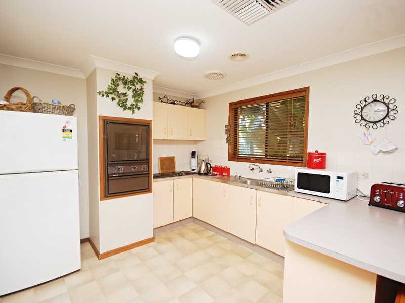 13 Balleroo Cres, Glenfield Park NSW 2650