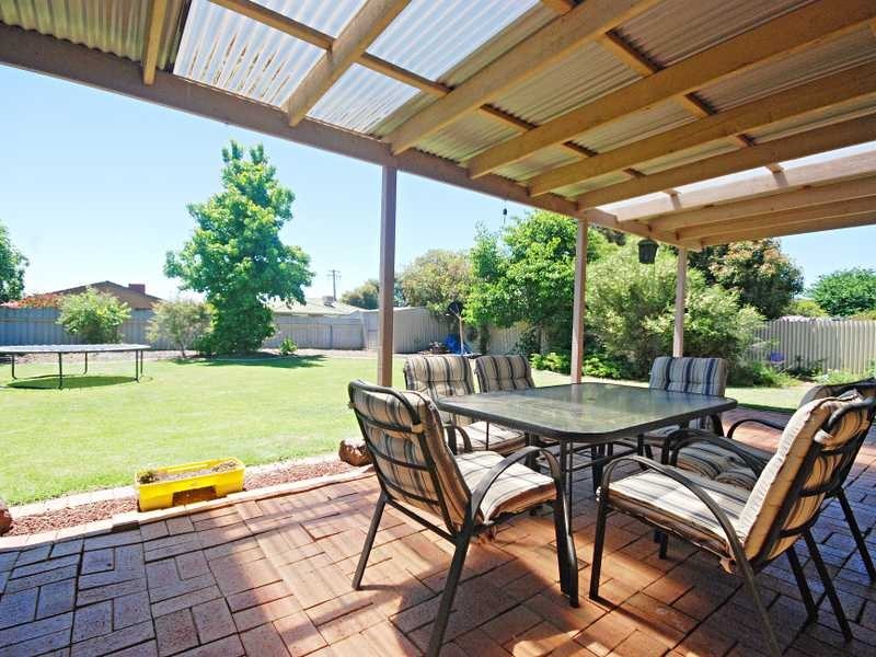 13 Balleroo Cres, Glenfield Park NSW 2650