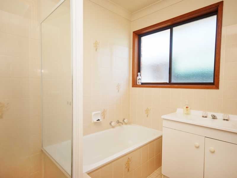 13 Balleroo Cres, Glenfield Park NSW 2650