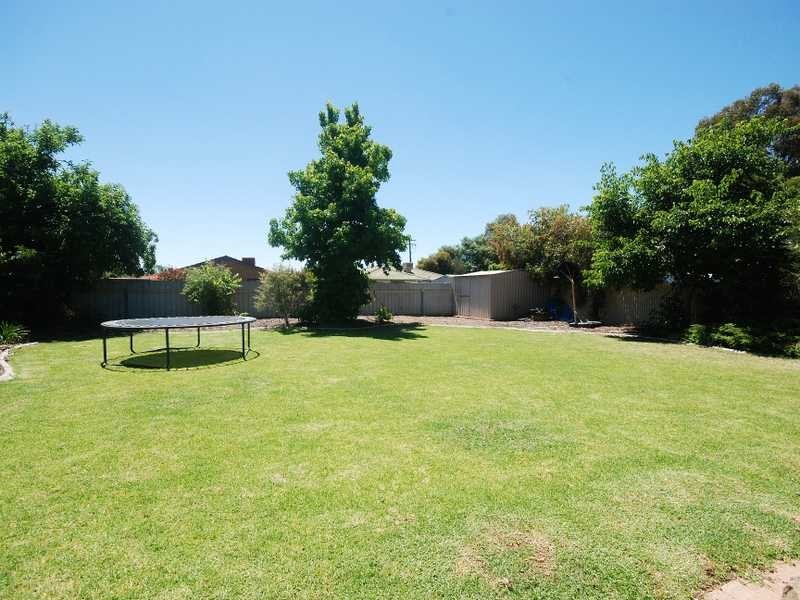 13 Balleroo Cres, Glenfield Park NSW 2650