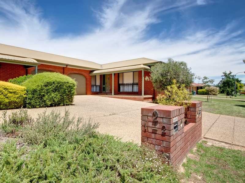 2/2 Brooklyn Drive, Bourkelands NSW 2650