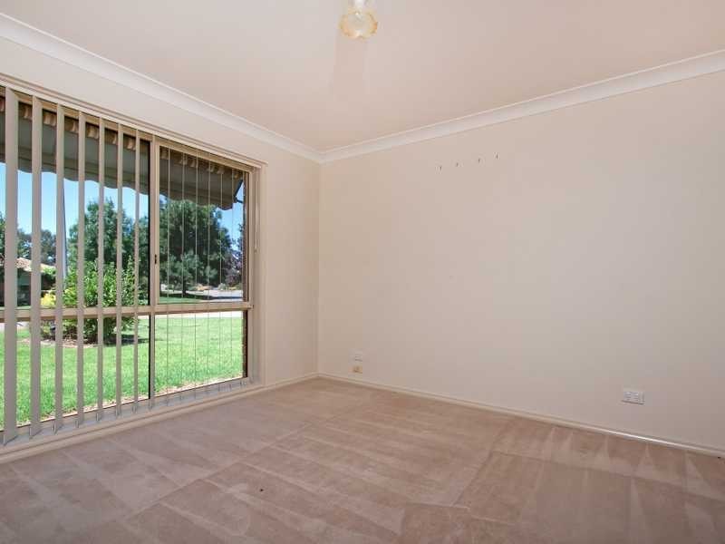 10 Frances Court, Ashmont NSW 2650