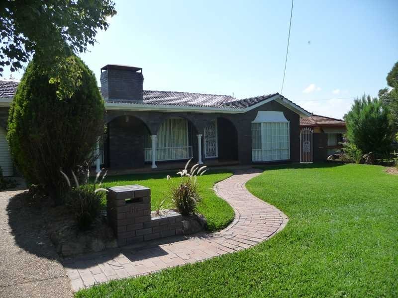 30 Gregory Cres, Lake Albert NSW 2650