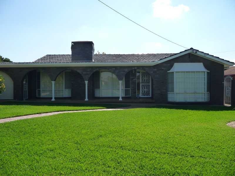 30 Gregory Cres, Lake Albert NSW 2650