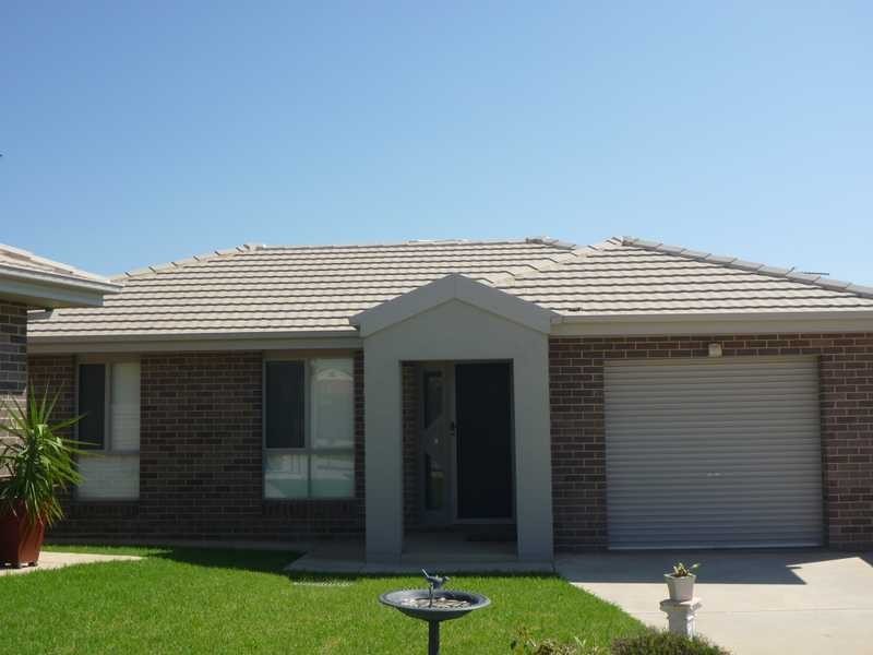 3/3 Womboin Crescent, Glenfield Park NSW 2650